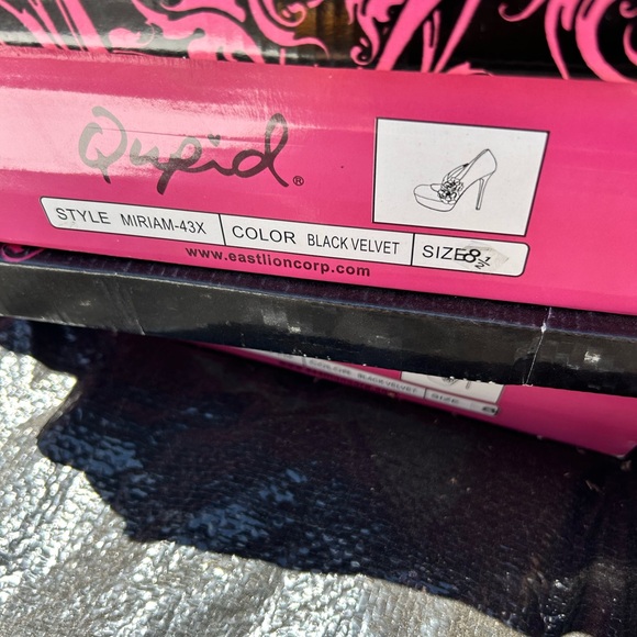 Quipid black heels new in the box ,  black with dark blue flowers sizes 6 to 8.5 - Picture 2 of 4